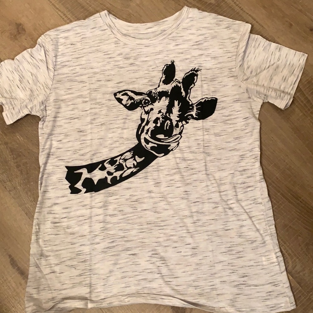 Women’s New Giraffe tshirt. XL